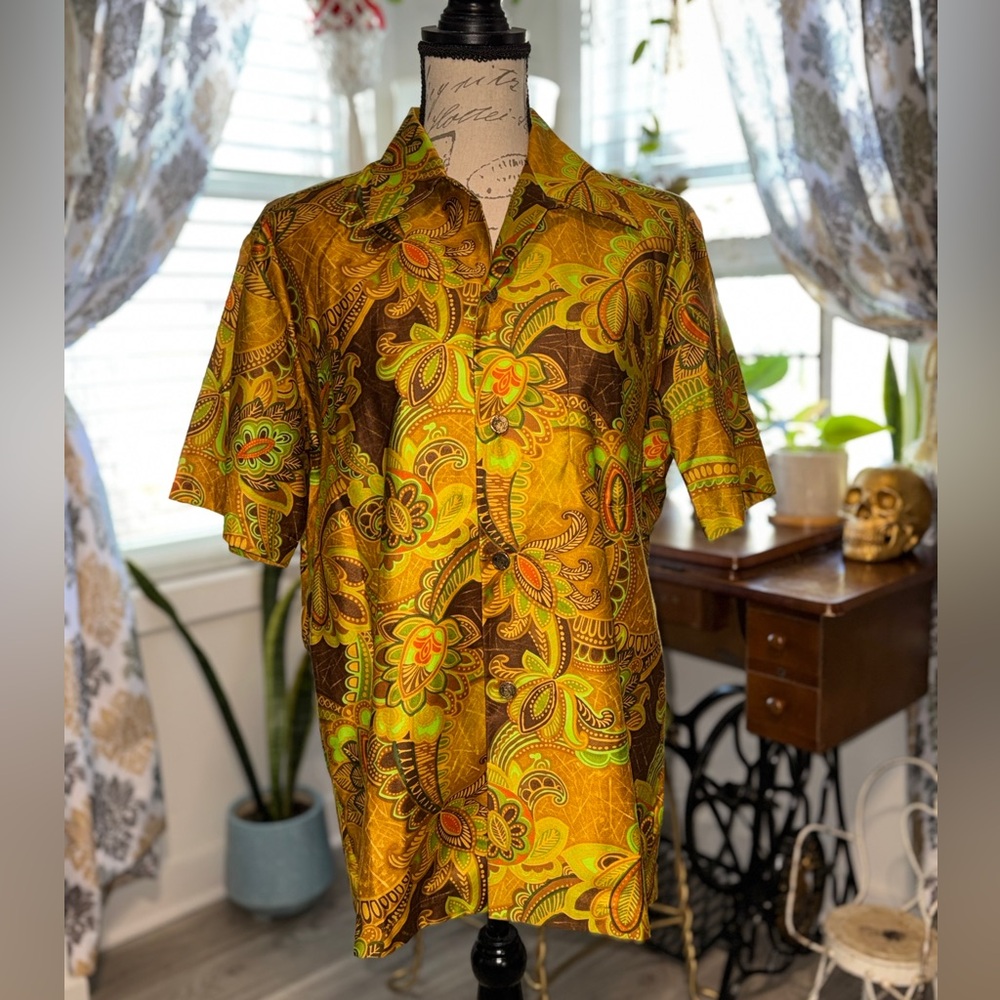 VINTAGE 60s 70s Waltah Clarke’s Hawaiian Shops paisley shirt